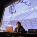 Abacus-CEO Claudio Hintermann bei der Präsentation der neuen, KI-getrieben Software (Bild: zVg) 