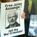 In London wird für die Freilassung von Assange demonstriert (Bild: Screenshot) 