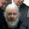 Assange auf dem Weg in ein Londoner Gefängnis (Bild: Screenshot) 