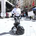 Postdoc Paez beim Test des Roboter-Rollstuhls 'Qolo' (Foto: Alain Herzog, epfl.ch)