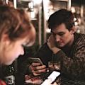 Treffen: Smartphones drängen sich oft zwischen Partner (Foto: StockSnap, pixabay.com) 