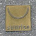 Im Zürich Enge in den Boden eingelassenes altes Sunrise-Logo (Foto: Karlheinz Pichler) 