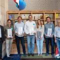 Gruppenbild der Startup Challenge Gewinner mit Swisscom-Chef Urs Schäppi (links) 